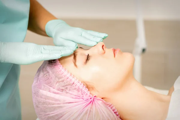 Cara Pelada Esteticista Tratamiento Facial Esteticista Aplica Una Mascarilla Limpiadora — Foto de Stock