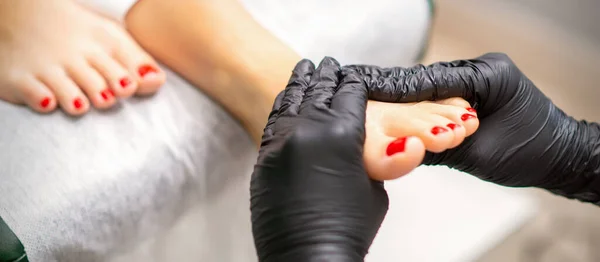 Voet Massage Met Hydraterende Peeling Crème Door Pedicurist Handen Dragen — Stockfoto