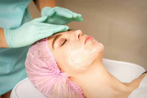 Tvář Kosmetičku Oloupe Ošetření Obličeje Kosmetička Nanáší Čistící Masku Pacientku — Stock fotografie