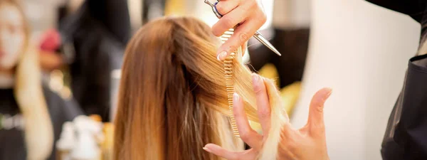 Cortar Cabello Rubio Femenino Peluquería Corta Pelo Una Joven Mujer — Foto de Stock