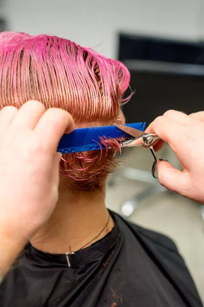 Friseur Schneidet Gefärbte Nasse Rosa Kurze Haare Einer Jungen Kaukasischen — Stockfoto