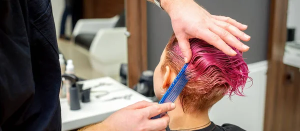 Friseurhände Kämmen Haare Und Machen Eine Kurze Rosa Frisur Für — Stockfoto