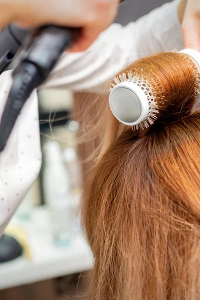 Drogen Rood Haar Met Een Haardroger Ronde Borstel Close — Stockfoto