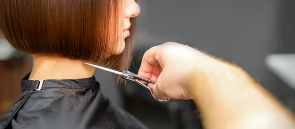 Een Vrouw Met Een Nieuw Kapsel Man Hairstylist Knippen Bruin — Stockfoto