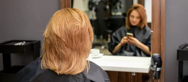 Mooie Jonge Rode Haar Vrouw Met Behulp Van Haar Smartphone — Stockfoto