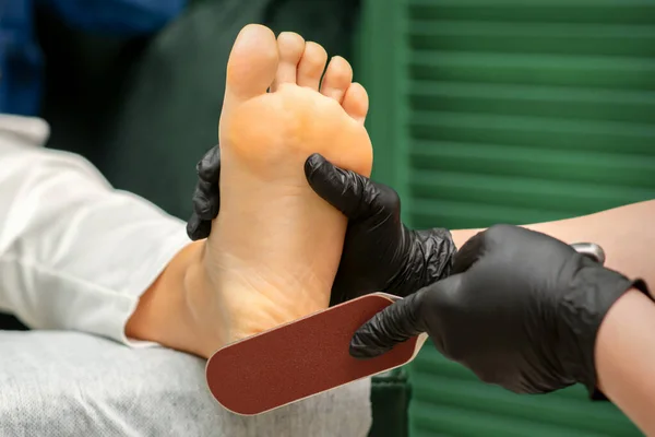 Peeling Dei Talloni Mani Pedicure Master Raschiare Morto Dalla Pelle — Foto Stock