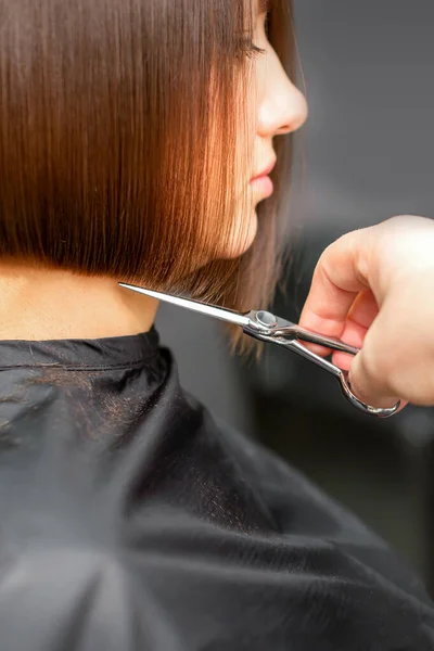 Kobieta Nową Fryzurę Mężczyzna Fryzjer Cięcia Brązowe Włosy Nożyczkami Salon — Zdjęcie stockowe