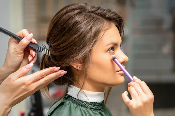 Make Kapsel Proces Make Kunstenaar Kapper Voor Bereiden Jonge Blanke — Stockfoto