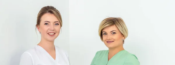 Retrato Dois Cosmeticianos Sorrindo Contra Fundo Branco Espaço Cópia — Fotografia de Stock