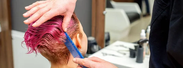 Mãos Cabeleireiro Pentear Cabelo Fazendo Penteado Rosa Curto Para Uma — Fotografia de Stock