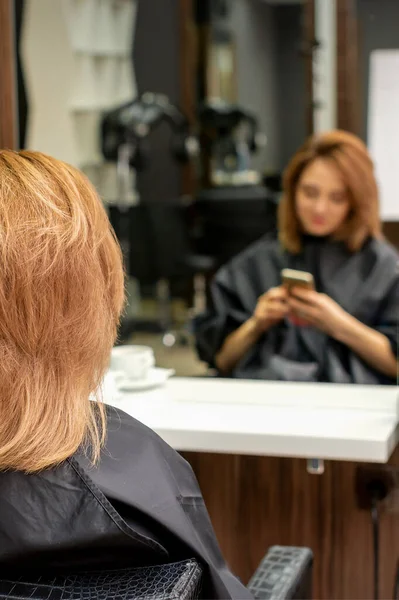 Mooie Jonge Rode Haar Vrouw Met Behulp Van Haar Smartphone — Stockfoto