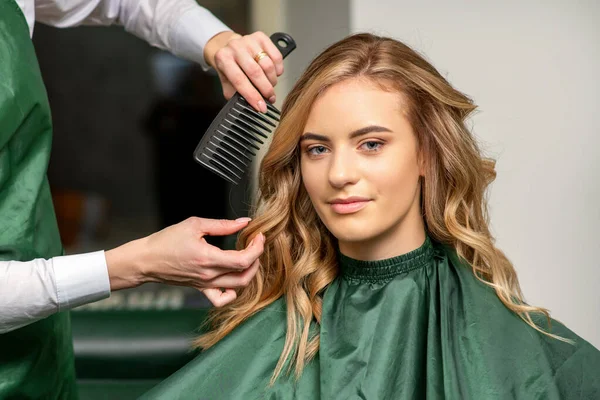 Fryzjer Robi Fryzurę Dla Kobiety Podczas Czesania Szczotką Włosów Grzebień — Zdjęcie stockowe