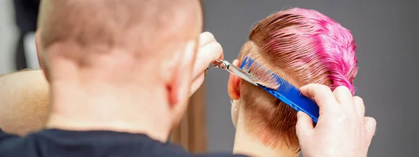 Een Vrouw Met Een Nieuw Kapsel Man Hairstylist Knippen Roze — Stockfoto