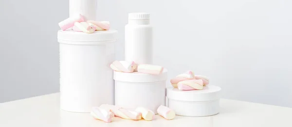 Cosmetische Huidverzorgingsverpakking Schoonheidsproduct Witte Achtergrond Witte Potten Met Marshmallows Witte — Stockfoto