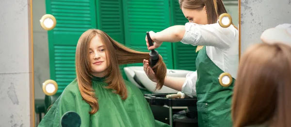 Fryzjer Robi Fryzurę Dla Kobiety Podczas Czesania Szczotką Włosów Grzebień — Zdjęcie stockowe