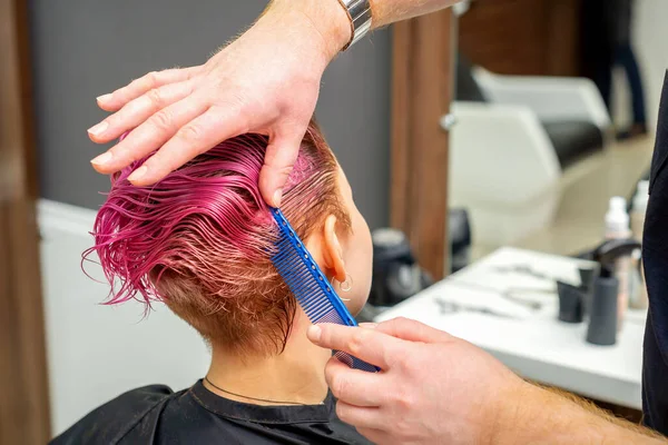 Mãos Cabeleireiro Pentear Cabelo Fazendo Penteado Rosa Curto Para Uma — Fotografia de Stock