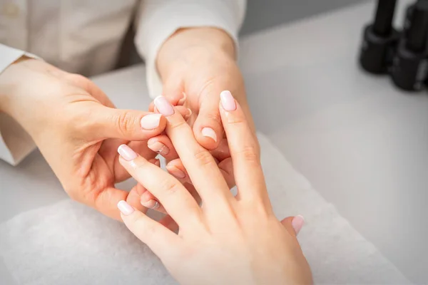 Manicure Spa Piękności Ręka Kobiety Robi Sobie Masaż Palcem Olejkiem — Zdjęcie stockowe
