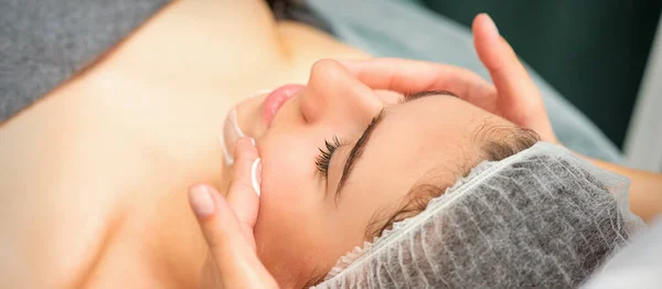 Cuidados Faciais Spa Close Uma Jovem Caucasiana Recebendo Spa Hidratante — Fotografia de Stock