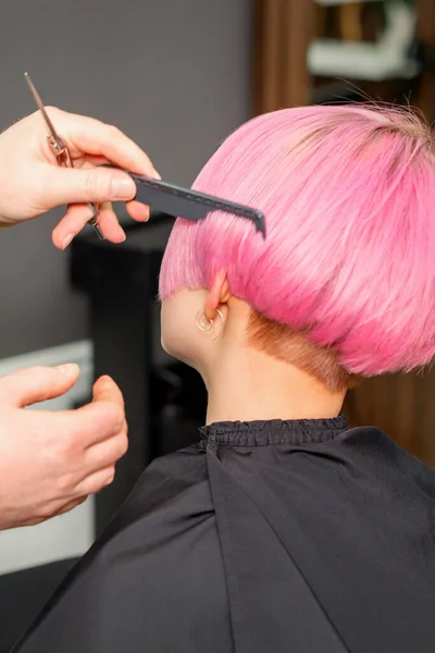 Dłonie Fryzjera Czesanie Włosów Podejmowania Krótkie Różowe Fryzury Dla Młodej — Zdjęcie stockowe