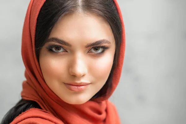 Portrait Une Jolie Jeune Femme Caucasienne Avec Maquillage Dans Foulard — Photo