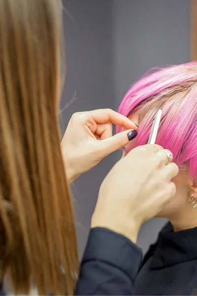 Cabeleireiro Prepara Tingido Cabelo Rosa Curto Uma Jovem Mulher Para — Fotografia de Stock