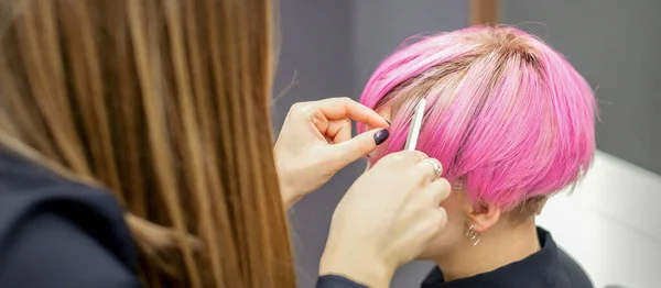 Fryzjer Przygotowuje Farbowane Krótkie Różowe Włosy Młodej Kobiety Zabiegów Salonie — Zdjęcie stockowe
