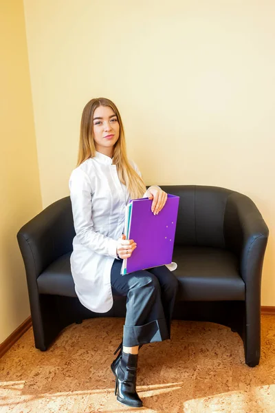 Retrato Jovem Médico Caucasiano Com Pastas Cabelos Longos Loiros Vestindo — Fotografia de Stock