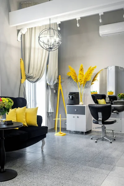 Moderno Pequeno Cabelo Brilhante Salão Beleza Cores Pretas Amarelas Com — Fotografia de Stock