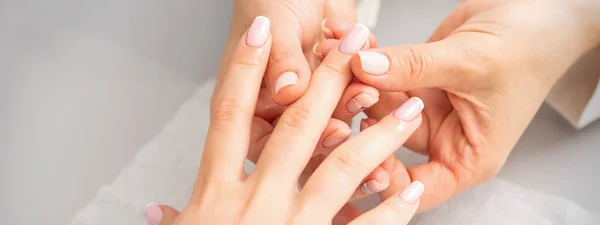Manicure Spa Piękności Ręka Kobiety Robi Sobie Masaż Palcem Olejkiem — Zdjęcie stockowe