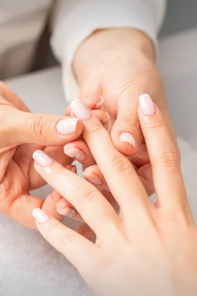 Tratamiento Manicura Spa Belleza Una Mano Una Mujer Recibiendo Masaje — Foto de Stock