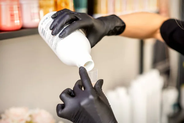 Een Kapper Zwarte Handschoenen Bereidt Haarverf Met Een Fles Een — Stockfoto