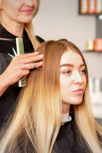 Wspaniała Blondynka Długie Włosy Kobieta Jej Fryzjer Patrząc Sprawdzając Fryzurę — Zdjęcie stockowe