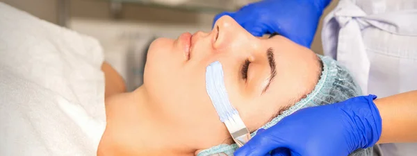 Cara Pelada Esteticista Tratamiento Facial Esteticista Aplica Una Mascarilla Limpiadora — Foto de Stock