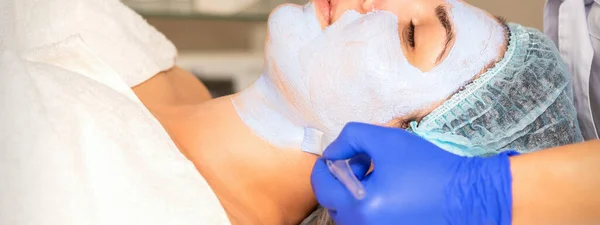 Cara Pelada Esteticista Tratamiento Facial Esteticista Aplica Una Mascarilla Limpiadora — Foto de Stock