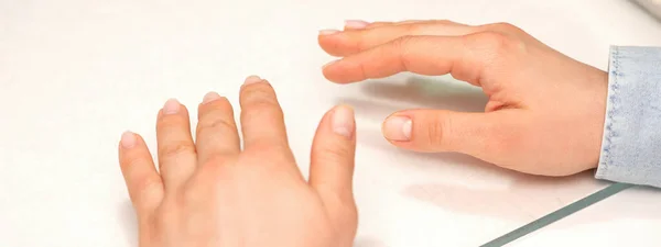 Mãos Uma Jovem Mulher Com Pregos Bem Tratados Mesa Manicure — Fotografia de Stock