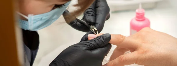 Nagelmeister Entfernt Nagelhaut Mit Zange Maniküre Hygiene Schönheitssalon — Stockfoto