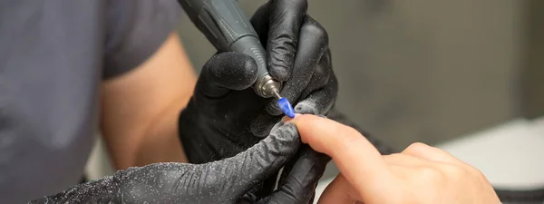 Manicurista Elimina Esmalte Uñas Utiliza Máquina Eléctrica Lima Uñas Durante — Foto de Stock