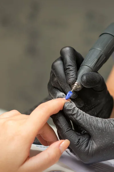 Manicurist Tar Bort Nagellack Använder Den Elektriska Maskinen Nagelfilen Manikyr — Stockfoto