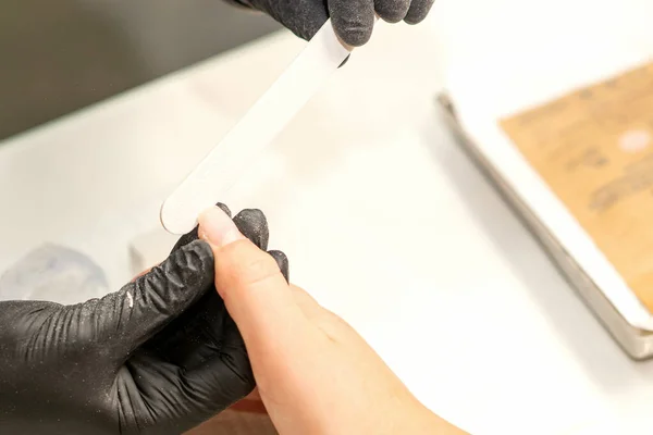 Close Van Blanke Handen Van Een Professionele Manicure Vijlen Nagels — Stockfoto