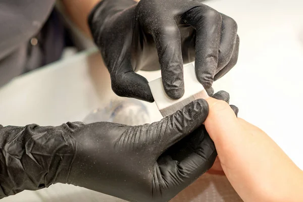 Close Van Blanke Handen Van Een Professionele Manicure Vijlen Nagels — Stockfoto