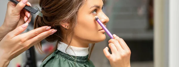 Makeup Účes Proces Make Umělec Kadeřník Připravuje Mladou Bělošku Pracuje — Stock fotografie