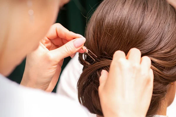 Fryzjer Robi Fryzurę Młodej Brunetce Salonie Fryzjerskim Zbliżenie — Zdjęcie stockowe