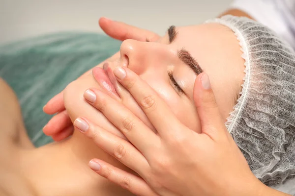 Masáž Obličeje Detoxikační Terapie Pro Krásnou Pacientku Lázeňském Salonu — Stock fotografie