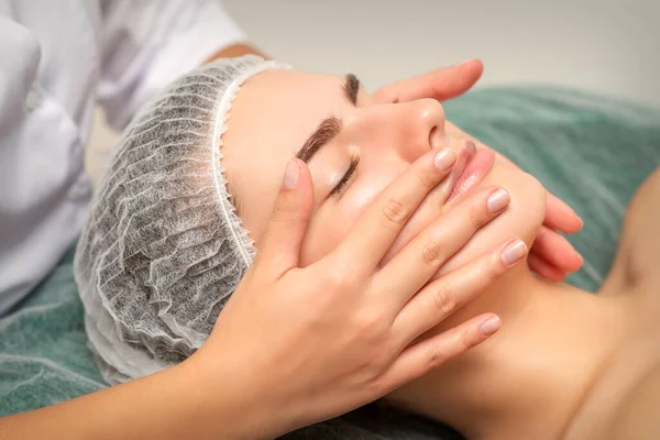 Masaje Facial Terapia Desintoxicación Para Bonita Paciente Femenina Salón Spa — Foto de Stock