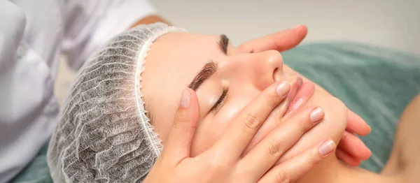 Masaje Facial Terapia Desintoxicación Para Bonita Paciente Femenina Salón Spa — Foto de Stock