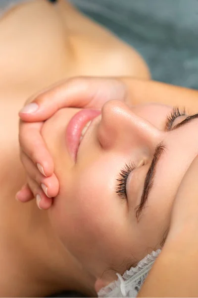 Masáž Obličeje Detoxikační Terapie Pro Krásnou Pacientku Lázeňském Salonu — Stock fotografie