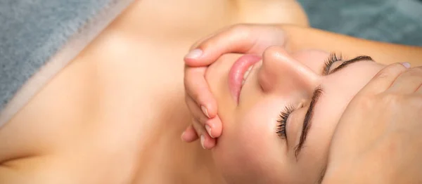 Gezicht Massage Van Detox Therapie Voor Mooie Vrouwelijke Patiënt Spa — Stockfoto