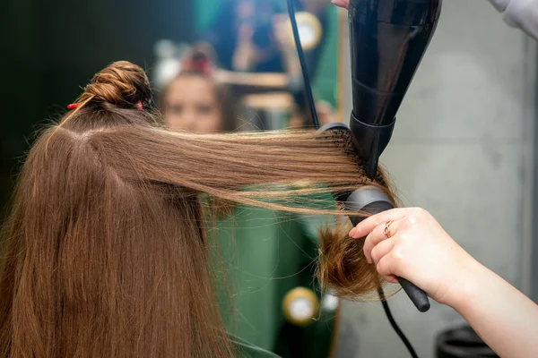 Cabeleireiro Está Secando Longos Cabelos Castanhos Com Secador Cabelo Escova — Fotografia de Stock