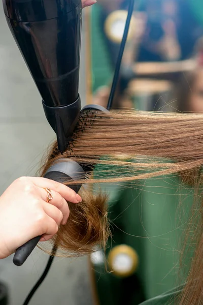 Ein Friseur Trocknet Einem Friseursalon Lange Braune Haare Mit Haartrockner — Stockfoto