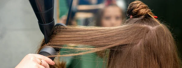Fryzjer Suszy Długie Brązowe Włosy Suszarką Włosów Okrągłą Szczotką Salonie — Zdjęcie stockowe